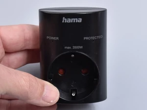 Hálózati túlfeszültség védő adapter - fekete