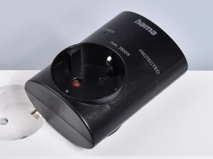 Hálózati túlfeszültség védő adapter - fekete