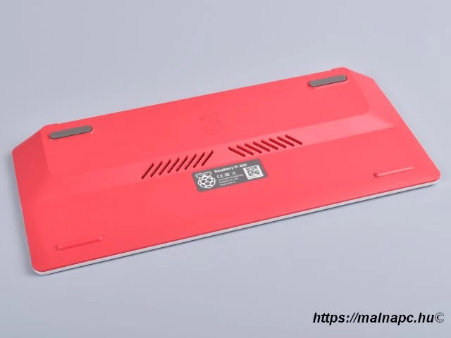 Raspberry Pi 400 PC alulnézetben