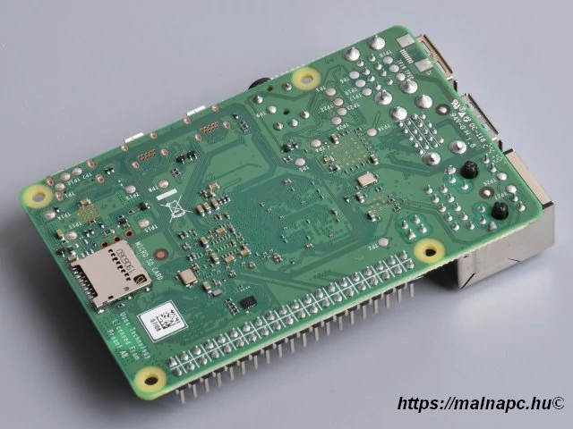 Raspberry Pi 4 model B 4GB alulnézetben