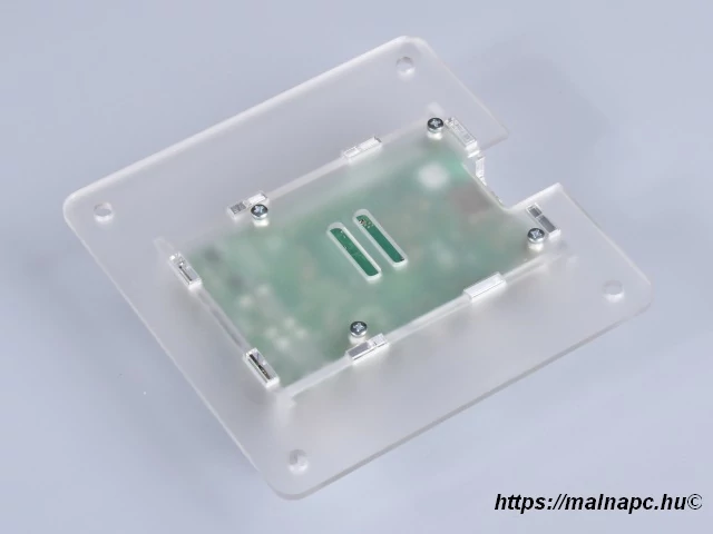 Revolt Pi 4 Vesa doboz alulnézete