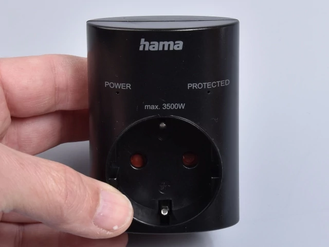 Hálózati túlfeszültség védő adapter - fekete