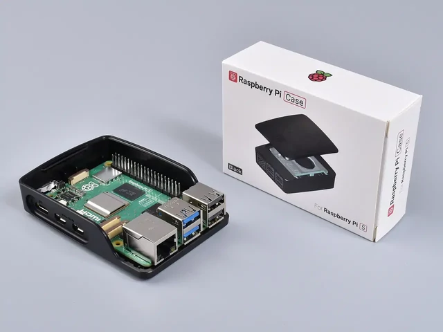 Raspberry Pi 5 dobozában, fedlap nélkül