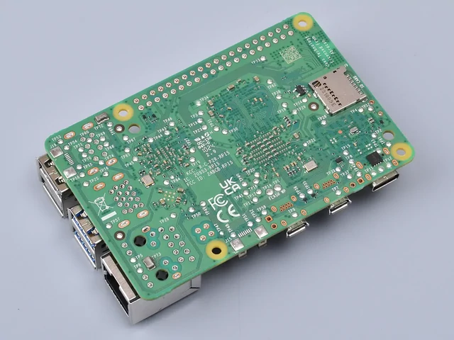 Raspberry Pi 5 alulnézetben