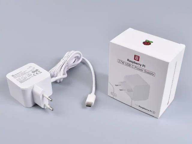 Raspberry Pi 27W USB-C PD tápegység és doboza